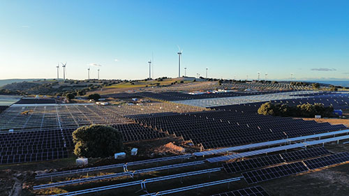 ACCIONA Energía conclui a sua primeira usina híbrida eólica e solar