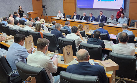 Setor de base florestal pede apoio da CNI para vencer burocracia nas exportações
