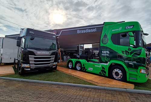 Scania e Brasdiesel expõem o primeiro caminhão 100% a biodiesel na tração 6x2 na Expodireto 2024