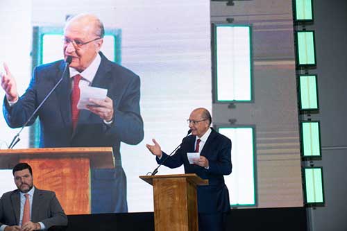 Alckmin e Fávaro prometem favorecer etanol durante abertura do Cana Summit