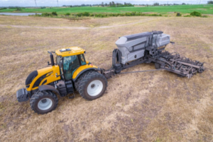 Novo distribuidor de sementes e fertilizantes R560 Dry, Série Q5, pulverizador BS2225h HiTech e plantadeira Momentum são destaques da Valtra na Agrishow 2024