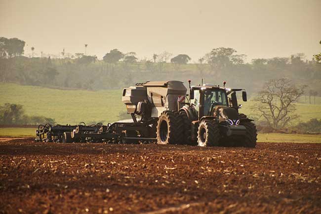 Série de tratores Valtra, consagrada na Europa, é lançada no Brasil durante a Agrishow