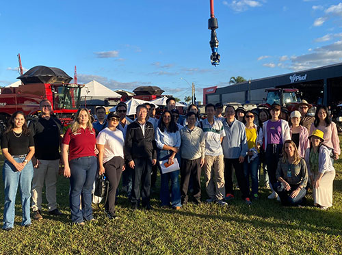 Comitiva internacional confere novidades apresentadas pela Pivot na Agrobrasília