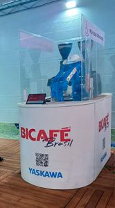 Yaskawa fez sua estreia na Agrishow 2024 com robôs servindo chope e café aos visitantes