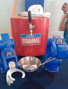 Yaskawa fez sua estreia na Agrishow 2024 com robôs servindo chope e café aos visitantes