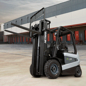 Netmak lança empilhadeira elétrica