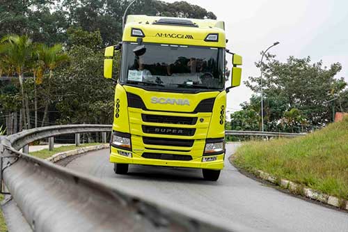 AMAGGI recebe primeiros caminhões movidos a B100 na fábrica da Scania