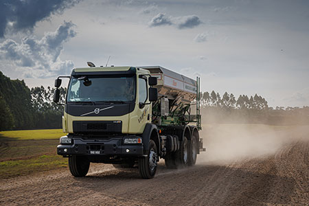 Tracbel apresenta toda a sua linha de caminhões e máquinas no Norte do Brasil