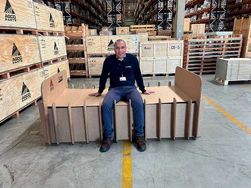 Colaboradores da AGCO Jundiaí desenvolvem camas de papelão para comunidades atingidas por enchentes no RS