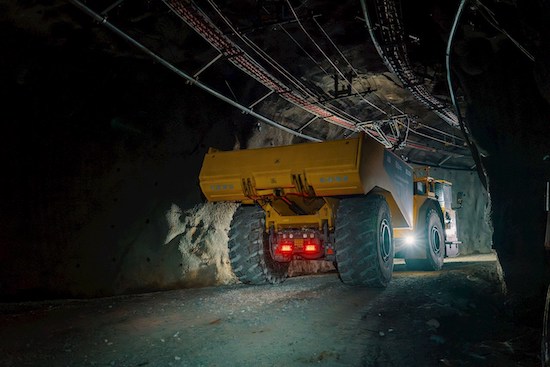 Primeiro caminhão subterrâneo elétrico versão trólei da Epiroc entra em operação.