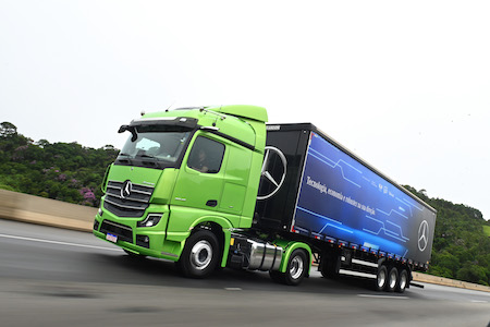 Mercedes-Benz oferece test-drive do Actros para motoristas de caminhão em Itabaiana