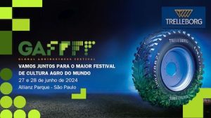 A Trelleborg Tires é a única fabricante de pneus presente no Global Agribusiness Festival (GAFFFF), maior festival agrícola do mundo, que acontece no Allianz Parque, em São Paulo, dias 27 e 28 de junho. O GAFFFF reúne líderes e especialistas técnicos dos setores público e privado para debater temas que moldam o futuro do agronegócio, incluindo o impacto das alterações climáticas na agricultura, segurança alimentar, novas tecnologias e acesso ao mercado. Há 30 anos, a Trelleborg Tires, líder global em pneus agrícolas, está comprometida em apoiar o agronegócio brasileiro com soluções de pneus avançados e sustentáveis. Incorporando compostos feitos com materiais reciclados e naturais e designs de banda de rodagem otimizados, os pneus Trelleborg têm desempenhado um papel fundamental no aumento do rendimento das colheitas e na promoção de práticas agrícolas sustentáveis em todo o Brasil. Em 2023, a Trelleborg Tires foi homenageada como o ‘Melhor Pneu Agrícola’ pelo prêmio Visão Agro do Brasil, refletindo seu compromisso contínuo com a inovação e sua contribuição significativa para a indústria agrícola brasileira. Em resposta à demanda por inovação sustentável na agricultura, a Trelleborg Tires projetou e fabricou o TM1 ECO POWER, o seu pneu mais sustentável da atualidade, que estará em exposição na grande arena do GAFFFF, no Allianz Parque, em São Paulo. Desenvolvido em parceria com a EO Fendt, o pneu TM1 ECO POWER, para tratores tradicionais e elétricos, é produzido com 65% de materiais reciclados e de base biológica, tendo um desempenho superior e duradouro comparado com os pneus padrão, em utilização em estradas e solos rígidos. Esta solução de pneus emprega engenharia sustentável que gera economias significativas no consumo de combustível e bateria em veículos elétricos, proporcionando uma resistência ao rolamento 47% inferior em comparação com outros pneus premium. Seu design inovador e propriedades de autolimpeza proporcionam tração 26% maior em terrenos desafiadores e conforto ao operador 12% melhor, estabelecendo um novo padrão de pneus para o futuro do agronegócio.