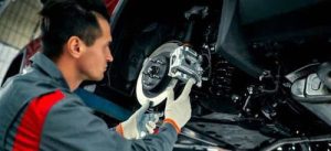 Revisão do sistema de freio deve incluir limpeza e lubrificação das partes móveis