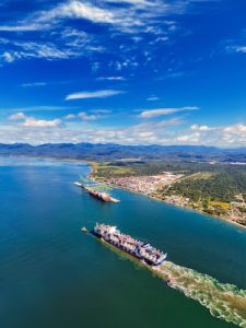 Porto Itapoá completa 13 anos com investimentos e expansão, novas contratações e recordes de movimentação