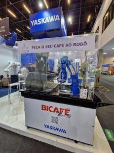 Robô da Yaskawa Motoman simulou aplicação de paletização na Fispal Tecnologia 2024