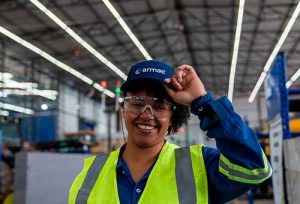 Embaixadora dos lubrificantes Mobil™, Paula Toco destaca que momentos de crise podem se tornar espaços para quebras de paradigmas De acordo com o estudo promovido pela Confederação Nacional dos Transportadores Autônomos (CNTA), o mercado brasileiro de transporte e logística deve enfrentar uma crise de mão de obra ao longo dos próximos anos, tendo em vista que mais de 37% dos caminhoneiros autônomos em atividade no país estarão aposentados até 2026 e há um desinteresse dos jovens pela profissão, o que dificulta uma renovação da força de trabalho no segmento. O desafio que tem dado os seus primeiros sinais para a economia brasileira, com o encarecimento de fretes, já é conhecido por países da Europa há anos, onde 84% das transportadoras relatam dificuldades no recrutamento de motoristas, com previsão de déficits de mais de 150 mil profissionais em locais como a Alemanha, conforme ressaltou o especialista em logística, transportes e supply-chain, Gláucio Rocha, em fala no Fórum da Confederação Nacional de Transportes (CNT). Envolvida com o setor há mais de 15 anos, a repórter, influenciadora e embaixadora dos lubrificantes Mobil™, Paula Toco, ressalta que uma alternativa para apaziguar a crise que se aproxima está em abrir espaço para a ampliação da força de trabalho feminina no mercado. Os dados dão razão à jornalista. No Brasil, segundo recentes pesquisas realizadas pela CNT, as mulheres representam apenas 0,5% do total de caminhoneiros autônomos em atividade. São também elas quem mais têm buscado trabalho, já que enfrentam uma taxa de desemprego de 7,7%, número 45,3% maior do que o percentual de desocupação apresentado por homens, como demonstra a mais recente Pnad (Pesquisa Nacional por Amostra de Domicílios). “Momentos de crise permitem a superação de barreiras e a quebra de paradigmas que antes pareciam intransponíveis. O transporte rodoviário de cargas no Brasil precisa de renovação e inclusão para garantir sua sustentabilidade, e as mulheres podem ser parte fundamental dessa solução. O desafio agora é criar oportunidades reais para essas profissionais, investindo em qualificação e infraestrutura adequada”, pontua. Em linha com o propósito de mover pessoas e negócios do jeito certo para todos, a marca Mobil™ elegeu Paula Toco como sua embaixadora há um ano e tem buscado incentivar, através da representatividade, uma ampliação da presença feminina em ambientes socialmente tidos como masculinos, conforme ressalta a coordenadora de marketing B2B da marca, Renata Vitiello. “Acreditamos que a diversidade fortalece qualquer setor, e no transporte rodoviário não é diferente. A presença feminina traz novas perspectivas, melhora a eficiência e contribui para um ambiente de trabalho mais equilibrado e plural”, enfatiza. Para apoiar a entrada de cada vez mais mulheres no mercado logístico, a marca Mobil™ disponibiliza periodicamente conteúdos educativos em suas redes sociais, em parceria com a embaixadora da marca, trazendo dicas para quem quer pôr o pé na estrada com segurança. Saiba mais em: https://www.instagram.com/mobil.moove/. Sobre os lubrificantes Mobil™ Os lubrificantes Mobil™ estão presentes nos mais diversos segmentos do mercado. Seja levando astronautas para o espaço, movimentando todos os setores industriais, movendo as colheitas de terras agrícolas, fretes terrestres, aéreos e marítimos, movimentando carros, motos e caminhões. Acima de tudo, movimentando pessoas. Por isso, a marca está em constante movimento junto aos seus consumidores, contribuindo com a evolução de suas trajetórias, rumo à novas conquistas. Afinal, se tem movimento, tem Mobil™.