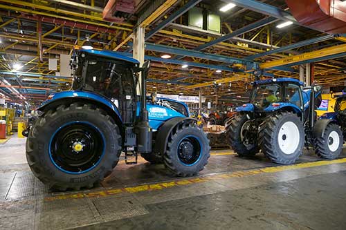 New Holland produz dois milhões de tratores na fábrica na Inglaterra
