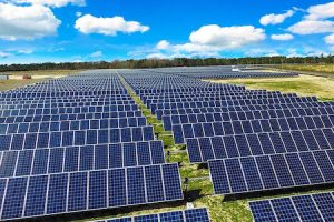 Governo faz propaganda da transição energética na COP 29, enquanto aumenta imposto para frear crescimento da energia solar