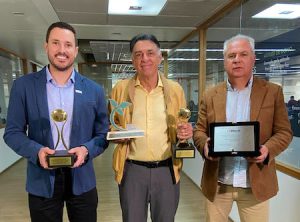 Bicampeão do CESB, José Lincoln Reis Veiga (centro); consultor técnico Gerson Justo Junior (à esquerda); e gerente de vendas da Alltech Crop Science, Luiz Fortes (à direita).