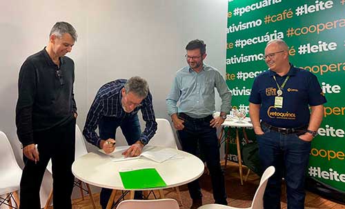 Funcafé: Capal firma parcerias na Expoleite para aplicação de R$ 39 milhões na cafeicultura local