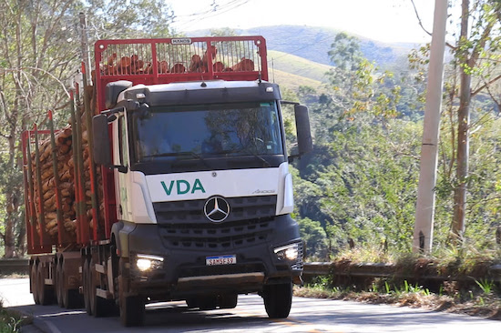 Mercedes-Benz Arocs é a escolha da Transportadora VDA para operação madeireira no interior de São Paulo