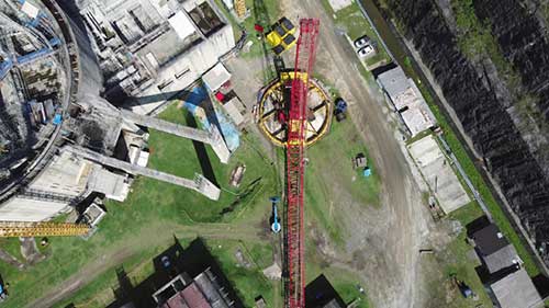  “Por causa da configuração do ringer, esta máquina com capacidade de 600 t pode erguer peças de metal muito pesadas usadas na construção do reator da usina a uma longa distância. Se tivessem optado por um guindaste móvel novo, seria necessário utilizar uma máquina com capacidade muito superior para realizar a mesma tarefa”, explicou Cunha. Bruno Bertini, chefe do departamento de montagem eletromecânica da Eletronuclear, explica que sua equipe fez pesquisas de preços e chegou à conclusão de que alugar um guindaste de capacidade superior sairia muito mais oneroso do que a reforma da 4600. “A economia que a reforma da máquina iria gerar quando comparada com a locação de um outro guindaste, claro, foi determinante, mas também a presença da equipe da fabricante Manitowoc à frente deste projeto nos deu a segurança que precisávamos para decidirmos pela reforma completa e certificada,” afirma Bertini. “Sabíamos que o desafio seria grande, mas ao longo do processo vimos o comprometimento da Manitowoc com a qualidade do serviço prestado”. Além da substituição de peças e componentes, a equipe EnCORE também atualizou o sistema operacional do guindaste e instalou um moderno sistema de monitoramento de carga, que fornece ao operador informações cruciais para trabalhar com eficiência. 