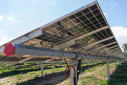 Brametal aposta em novas tecnologias de estruturas metálicas e sistemas de monitoramento para ampliar negócios com usinas solares no Brasil