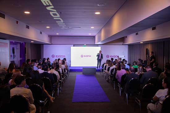 Evonik celebra três anos de operação própria na Colômbia com evento especial em Medellín