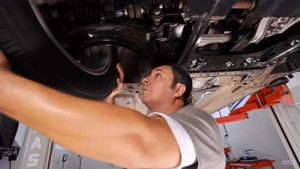 Nakata destaca as diferentes peças que compõem o sistema de direção e os cuidados para identificar desgastes