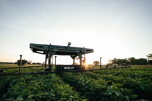 Uso de robôs na agricultura reduz até 95% do uso de herbicidas