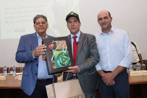 Luiz Marinho conheceu as instalações da cooperativa junto com deputados e lideranças do setor e defendeu a importância do café para o Brasil A Cooperativa Regional de Cafeicultores em Guaxupé (Cooxupé) recebeu o Ministro do Trabalho e Emprego, Luiz Marinho, na manhã desta quarta-feira (20), no auditório da Matriz, em Guaxupé/MG. Ele conheceu as instalações da cooperativa e participou de uma Mesa de Diálogo com trabalhadores e empregadores sobre os desafios para a promoção do trabalho decente na cadeia produtiva do café do Sul de Minas Gerais. Durante discurso, o ministro defendeu a importância da cafeicultura para a economia brasileira e a necessidade do diálogo. “Nós desejamos que essa nossa experiência na Cooxupé sirva para energizar outras regiões do estado e do país para a gente estimular o trabalho decente no setor. As leis devem vir para facilitar a tarefa da fiscalização e acreditamos que o instrumento mais poderoso para a solução de qualquer problema é o diálogo”, afirmou Luiz Marinho. Além disso, o ministro aproveitou a ocasião para enviar um recado aos trabalhadores rurais. “Queremos dizer aos safristas que eles não precisam se preocupar, pois não perdem o Bolsa Família ao assinar a carteira de trabalho”, ressaltou. O presidente da Cooxupé, Carlos Augusto Rodrigues de Melo, discorreu sobre a atuação da cooperativa para a promoção das boas práticas entre os cooperados. “Trata-se de um dia marcante para a Cooxupé e para a cafeicultura do Sul de Minas. Trabalhamos incansavelmente na orientação dos nossos cooperados sobre a legislação trabalhista. Temos uma reputação internacional e nosso objetivo é fazer uma aproximação do cooperativismo no intuito de melhorar a relação do trabalho com sugestões sob a apreciação do Ministério do Trabalho e Emprego. Tenham na Cooxupé uma parceira no enfrentamento da relação de trabalho, da legislação e da orientação”, explicou. Responsabilidade social Na ocasião, foi realizado um momento solene para a assinatura de um termo aditivo para a inclusão do Instituto Federal do Sul de Minas ao Pacto Nacional do Café, que promove as boas práticas trabalhistas, a sustentabilidade e a responsabilidade social na cafeicultura. Estiveram na Cooxupé uma delegação do Ministério da Agricultura e Pecuária, Ministério do Desenvolvimento Agrário e Agricultura Familiar e Ministério dos Direitos Humanos e Cidadania, além de deputados e lideranças do setor. Os deputados Federais Emidinho Madeira e Odair Cunha, deputado Estadual Luizinho, representantes do Conselho Nacional do Café (CNC) – com o presidente Silas Brasileiro –, OIT (Organização Internacional do Trabalho), Contar (Confederação Nacional dos Trabalhadores Assalariados e Assalariadas Rurais), Senar, Asbraer (Associação Brasileira das Entidades de Assistência Técnica e Extensão Rural, Pesquisa Agropecuária e Regularização Fundiária), entre outras instituições, também participaram do encontro.