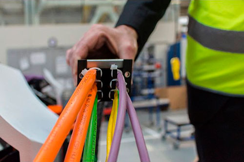 Eficiência industrial otimizada: tempo de decapagem reduzido em 50% com cabos elétricos flexíveis