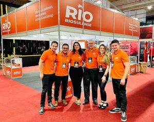 A RIO - Riosulense (Rio do Sul/SC), que está entre as principais fabricantes de peças automotivas da América Latina, participa da edição 2024 da EXPO PEÇAS 2024, de 5 a 7/9, em Goiânia (GO). A empresa RIO estará na EXPO PEÇAS para ampliar o mercado de Goiás, o 3º Estado brasileiro mais importante em seu faturamento A RIO - Riosulense (Rio do Sul/SC), que está entre as principais fabricantes de peças automotivas da América Latina, participa da edição 2024 da EXPO PEÇAS 2024, de 5 a 7/9, em Goiânia (GO). A empresa RIO estará na EXPO PEÇAS para ampliar o mercado de Goiás, o 3º Estado brasileiro mais importante em seu faturamento