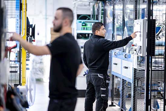 Como a tecnologia inteligente e as decisões baseadas em dados reduzem as emissões na ABB Smart Power em Västerås