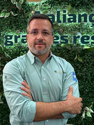 O ano de 2024 foi de intensas preocupações para o agro brasileiro. E ele ainda não acabou, sendo as previsões meteorológicas para os últimos meses indicando um cenário alarmante, pois, ainda sob a influência do fenômeno El Niño, o País deverá enfrentar picos de calor extremo. Esse fenômeno está associado ao aumento das temperaturas médias globais e provoca efeitos climáticos adversos, como a intensificação dessas ondas e redução severa das chuvas em algumas regiões. Segundo o Instituto Nacional de Meteorologia (INMET), a temperatura média em diversas regiões do Brasil pode aumentar em até 1,5°C acima do normal durante o último trimestre deste ano. Este cenário climático traz sérias apreensões e impactos para o setor, especialmente porque ele afeta diretamente o desempenho das plantas e, consequentemente, a produtividade e rentabilidade dos cultivos. Segundo o engenheiro agrônomo e gerente de marketing técnico da Agroallianz, Renato Menezes, as altas temperaturas podem levar ao superaquecimento do tecido vegetal das plantas, mesmo quando elas “recebem a quantidade ideal de água durante o ciclo produtivo da cultura”. “Esse estresse térmico impacta no crescimento, desenvolvimento e na capacidade produtiva, prejudicando tanto a qualidade, quanto na produtividade das culturas”, explica o especialista. Estas alterações de clima já estavam sendo previstas há alguns anos. Estudos de David Lobell e Sharon Gourdj ainda de 2011, indicam que um aumento de 1°C nas temperaturas de média ambiental, podem reduzir o rendimento das principais culturas agrícolas, como milho, soja e trigo, em até 10%. Impacto nas lavouras Especialistas estimam que, caso as mudanças climáticas avancem no ritmo atual, o Brasil poderá perder até 11% de sua produção agrícola até 2050. Um desses motivos é porque conforme pontua Menezes, esse estresse térmico provoca danos às membranas celulares das plantas e reduz seu potencial fotossintético, afetando diretamente a capacidade de produção delas. “Em cana-de-açúcar por exemplo, isso se traduz em menor acúmulo de açúcares no colmo e, por consequência, uma redução no rendimento durante o pós-processamento”, cita o especialista. As projeções publicadas em um estudo do Laboratório Nacional de Biorrenováveis do Centro Nacional de Pesquisa em Energia e Materiais (CNPEM) aponta que as mudanças climáticas poderão provocar queda na produção nacional de dessa cultura de até 20% nos próximos dez anos. Já nos grãos, como a soja e o milho, o calor excessivo interfere na fecundação das flores e na formação dos grãos reduzindo significativamente o potencial produtivo das culturas. “Nas frutíferas, o cenário é igualmente preocupante. O calor elevado reduz a produtividade, prejudica a resistência ao transporte, encurta o tempo de prateleira e altera o sabor dos frutos, não atendendo exigências do mercado consumidor”, confidencia o profissional da Agroallianz. Em 2023 por exemplo, as perdas na produção de uvas e maçãs no Sul do Brasil devido a temperaturas extremas foram de cerca de 20%, de acordo com a Associação Brasileira de Produtores de Frutas (Abrafrutas). Portas abertas para as pragas e doenças Mas, além dos impactos diretos na produtividade, essas altas temperaturas aumentam a vulnerabilidade das plantas a pragas e doenças. “O estresse térmico causado pelo calor induz a produção de compostos atrativos ao ataque de insetos e pode também tornar as plantas mais vulneráveis (às) a presença de doenças, elevando os custos com manejo de controle destes fatores limitantes de produtividade”, destaca Menezes. Conforme a Embrapa, o aumento das pragas devido ao estresse térmico pode gerar um acréscimo de 15% nos custos de produção. Há ainda que destacarmos os impactos econômicos. De acordo com o Banco Mundial, a América Latina pode perder até US$ 100 bilhões por ano até 2050 devido às consequências das mudanças climáticas, incluindo o setor. Aqui, o agronegócio é responsável por cerca de 27% do PIB, o que significa que qualquer redução na produtividade pode ter repercussões severas na economia. Além disso, regiões como o Cerrado e o Sul, que dependem fortemente da agricultura, são as mais vulneráveis a esses impactos. Também há potencial de redução no volume de exportações agrícolas, diminuindo sua competitividade no mercado global. Quer dizer, temos muitas preocupações e é preciso pensar em como podemos amenizar isso tudo. Ferramentas à mão do produtor Diante desse cenário adverso, é essencial adotar tecnologias que ajudem as plantas a suportar as altas temperaturas e preservar seu potencial produtivo. AAgroallianz por exemplo, oferece soluções inovadoras, como Osmobetan e Amino 75, produtos desenvolvidos para promover a termorregulação e a termoproteção das culturas. “Essas tecnologias ajudam as plantas a manterem sua eficiência fisiológica, mesmo sob condições de calor extremo, garantindo maior tolerância e consequente produtividade”, diz o especialista. Com os desafios trazidos pelas ondas de calor extremo, proteger a produção agrícola é essencial para garantir a rentabilidade da safra.