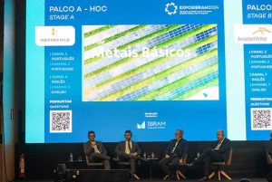 Durante painel na EXPOSIBRAM 2024, representantes de mineradoras discutem os desafios e a necessidade de mais de investimentos no setor