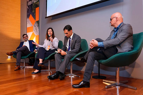 
Cláudia Prates, líder de Transição Climática do BNDES, destacou que a instituição tem o compromisso climático de neutralizar a emissão dos gases de efeito estufa, no Brasil, nos próximos anos. Para ela, a agenda climática é geradora de oportunidades de negócios e desenvolvimento econômico. “O BNDES desenvolveu uma taxonomia de economia verde, que inclui a adaptação climática; inventariamos emissões de dióxido de carbono (CO2) e financiadas, que está em constante mudança; adotamos metodologias de riscos climáticos; e promovemos seminários com os setores sobre descarbonização. Os bancos de desenvolvimento têm um papel importante na mobilização de recursos para mitigação e adaptação climática. O Brasil precisa fazer a sua parte na redução de emissão de gases para avançarmos”, disse.

André Luiz Campos de Andrade, subsecretário de Planejamento de Longo Prazo do Ministério do Planejamento, disse que o país conta com três gaps para a gestão do risco climático: político, institucional e meios de implementação. “Para combater essas questões, precisamos de atenção e suporte do governo, adequar instituições, processos e instrumentos e dispor de recursos financeiros, técnicos e informacionais, além de capacitar mais profissionais para atuar com riscos. O mercado segurador e ressegurador é importante para debater a Agenda Verde por ser um indutor de boas práticas visando a longevidade da sociedade, por isso precisamos trabalhar em conjunto”, afirmou.

O CEO da Brasilseg, Amauri Vasconcelos, também valorizou a importância da gestão de catástrofes e a necessidade do seguro nessa jornada: “o poder de destruição das calamidades climáticas é muito grande. Vimos isso no Rio Grande do Sul. Há uma diferença enorme entre as perdas econômicas das seguradas. É importante aculturarmos as pessoas, inclusive com relação à previdência privada. E, assim, promovermos a longevidade a longo prazo no Brasil. Toda a sociedade é afetada quando não há esse equilíbrio. O setor está pronto para essa missão, mas precisamos encontrar um caminho de sensibilizar as pessoas”.

O 1º Fórum IRB(P&D) continuará nesta quinta-feira (12) quando será realizado um encontro técnico-científico com a participação de pesquisadores, representantes do setor de seguros e startups.