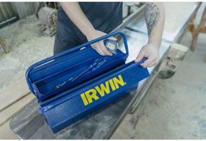 Dia do Encanador: IRWIN oferece caixas metálicas extremamente resistentes para o transporte de ferramentas