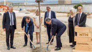 Plantio de uma cerejeira japonesa simbolizou o início da construção do prédio localizado em Annecy, na França