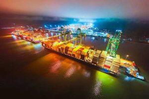 Porto Itapoá opera três navios simultaneamente