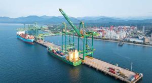 Novo portêiner aumentou produtividade em 15% na operação de navios do Porto Itapoá