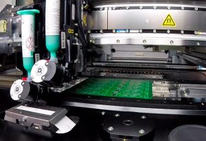 Empresa adquiriu equipamentos que atendem a legislação RoHS (Lead Free) e deve ampliar exportações para a Europa; Linha foi financiada pelo programa Finep Inovacred A ComLink Equipamentos Eletrônicos, de Caxias do Sul (RS), vai agilizar e ampliar sua capacidade de produção dos atuais 30 milhões de componentes por ano para 225 milhões de componentes anuais. “É fundamental para a empresa evoluir tecnologicamente e possuir um parque fabril à altura da demanda dos clientes”, explica Sara Jane Oliveira, sócia e gerente Industrial da ComLink. A empresa importou equipamentos da Suécia, EUA e China. Por se tratar de uma inovação de processo para o mercado brasileiro a empresa obteve apoio do programa Inovacred da Finep. Além de inovadora a linha de montagem coloca a ComLink em um patamar elevado de adequação a indústria 4.0. Os novos equipamentos permitem grande flexibilidade de produção e a troca de produtos na linha de forma rápida e com baixo custo. “O tempo de set up da linha atual é de uma hora e meia ou mais. Com as novas máquinas, esse tempo ficará inferior a 30 minutos”, afirma a sócia-gerente, que completa: “poderemos entregar em menor tempo a demanda de nossos clientes e ter custos menores para pequenos lotes”. O maquinário importado vai substituir parte dos equipamentos que operam na linha de produção. “Os equipamentos são mais modernos e permitem incluir mais tecnologia em peças menores”, explica a executiva que completa: “assim sairemos de pich para fine fine pich”. O termo “fine fine pich” se refere a redução de tamanho dos componentes utilizado e portanto da placa eletrônica permitindo a inclusão de mais tecnologia. Dessa forma, melhora a capacidade de customização dos equipamentos fabricados pela empresa. Lead Free. As máquinas adquiridas pela ComLink atendem a legislação RoHS (Restriction of Hazardous Substances). Trata-se de uma diretiva da União Europeia que restringe o uso de substâncias perigosas em produtos eletrônicos e elétricos. A diretiva foi criada em 2006 e entrou em vigor em 2011. Os equipamentos comprados pela ComLink são Lead Free, ou seja, não utilizam chumbo em seu processo produtivo. “Produção ecologicamente responsável é um atributo que pesa muito aos olhos de mercados como o europeu e a escolha dessas máquinas levou em consideração a busca por oportunidades na Europa”, conclui Sara.