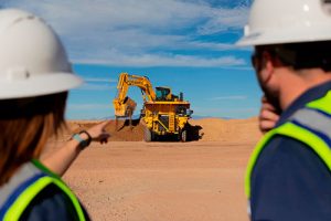 Figura 01 - Adaptação do livro “Maintenance Costs and Life Cycle Cost Analysis – Diego Galar, Peter Sandborn, Uday Kumar Conforme a figura acima, temos, de acordo com Lima, muitas variáveis que precisam ser analisadas para determinação do ponto ‘ótimo’ de substituição do ativo. A correta quantificação destas variáveis é que leva a uma decisão mais acertada para a empresa, com base no custo total de propriedade e operação. A análise de ciclo de custo de vida útil (LCC) é uma tarefa complexa e que requer uma grande quantidade de dados. O custeio de ciclo de vida é uma ferramenta de decisão econômica e é uma continuidade do que antes era chamado de análise custo-benefício, mas leva em consideração uma abordagem mais sistemática, conforme dimensões abaixo informadas pelo gerente: a. Análise da necessidade e fase de especificações; b. Fase de projeto conceitual; c. Fase de desenvolvimento e projeto detalhado; d. Fase de comissionamento, construção e produção; e. Instalação, utilização do sistema, descomissionamento e descarte. “As grandes construtoras, por exemplo, geralmente substituem as máquinas da Linha Amarela entre 15 mil e 20 mil horas de uso, com o conceito de operar as grandes obras com 50 e 60% de equipamentos próprios versus locação. Já pequenas e médias construtoras e locadoras tendem a operar as mesmas máquinas por 30 mil a 40 mil horas. Enquanto no setor de mineração, no qual os investimentos são mais significativos, a análise de custo indica uma vida útil mínima de 60 mil horas, podendo chegar a mais de 100 mil horas em alguns casos. Para a linha florestal, a substituição é feita com base no tipo de equipamento e na introdução de novas tecnologias”, detalha. Segundo Lima, todas as análises de custo ‘ótimo’ consideram a capacidade de produção da máquina. “A avaliação sempre acontece com base na produtividade do equipamento, pois o custo de propriedade total dividido pela produtividade é a melhor orientação para substituição de um ativo”, afirma. Leandro Bueno, gerente de Estratégia de Produto, Planejamento e Marketing da Divisão de Construção da Komatsu, complementa que os equipamentos da Linha Amarela são projetados com estruturas duráveis para terem várias vidas e depois de operarem em um primeiro ciclo, que pode variar de 15 a 25 mil horas, dependendo da operação, podem passar por um processo de reforma e atualização, permitindo que tenham uma segunda ou até uma terceira vida útil. “Essa característica traz duas grandes vantagens. A primeira é a maximização do retorno sobre o investimento do cliente; a segunda, a redução do impacto ambiental, pois reformas e atualizações consomem menos recursos em comparação à fabricação de um equipamento novo”, destaca. Avaliação de vida útil A avaliação de vida útil considera sempre, conforme o gerente da Divisão de Mineração, o tipo de equipamento. O de carga normalmente possui uma vida útil menor por executar uma aplicação mais severa do que o de transporte, por exemplo. “As máquinas voltadas para desmonte, especialmente os tratores de esteiras, também têm uma vida útil reduzida em função de sua aplicação severa”, informa. De acordo com o profissional, os equipamentos de apoio / auxiliares tendem a ter uma vida útil maior em termos de anos, pois a sua utilização é relativamente baixa em comparação com os demais equipamentos de produção. “Um diferencial importante da Komatsu é a sua disciplina em seus processos, sempre com um foco em reduzir o custo total de propriedade (TCO) de seus clientes” (Lima) Investimento em manutenção Durante o uso do equipamento, um dos principais requisitos que precisam de um investimento significativo é a manutenção. Afinal, durante sua vida útil, é possível que sejam gastos de cinco a 10 vezes o valor da máquina nova apenas nesse quesito. “Essa atividade poderá ser determinante na definição de substituição de um equipamento, pois a ausência de manutenção pode gerar efeitos catastróficos como perda de capacidade de produção, obsolescências, entre outros”, diz Lima Muitas vezes, conforme explica o gerente da Divisão de Mineração, equipamentos que sofreram com a falta de manutenção podem apresentar um custo elevado de reforma para que seja possível colocá-los novamente em condições de uso, levando a uma decisão antecipada de substituição. “A Komatsu trabalha de forma próxima aos seus principais clientes, visando apoiá-los na gestão de equipamentos para que seja possível atingir as metas corporativas. Embora a gestão e manutenção dessas máquinas seja uma atividade prioritariamente do proprietário, temos o compromisso contínuo com a qualidade e a durabilidade delas e foco no atendimento de peças e suporte técnico necessário para que se mantenham operando durante a vida útil objetivo de nossos clientes”, garante o gerente, que indica que todos os processos de produção da empresa são pautados no sistema SLQDC, ou seja, segurança, conformidade / compliance, qualidade, entrega e custo. “A combinação de alta confiabilidade devido à grande experiência da Komatsu na fabricação de equipamentos com métodos de vanguarda, associado ao suporte local, permitem que sejamos uma marca que forneça um melhor custo/benefício quando analisamos as questões de qualidade de durabilidade do produto”, informa. A parte mais importante desse processo, explica Lima, refere-se ao VOC (Voice Of Customers). “Essa metodologia de trabalho somente é possível pelo conceito de GEMBA (do japonês, ‘estar onde os equipamentos trabalham’), com a qual os engenheiros da empresa conseguem buscar desenvolvimento de melhorias com base no que realmente acontece nos diferentes locais onde as máquinas estão operando”, revela o gerente. Embora pareça simples, existe uma metodologia muito bem estruturada por trás das análises para que os protótipos sejam desenvolvidos e as melhorias sejam implantadas. “Várias inovações e melhorias são efetivamente testadas no campo de testes da Komatsu em Tucson, no Arizona (EUA). Ao executar o PDCA (Plan, Do, Check, Actions), nossa engenharia consegue mapear de forma mais assertiva quais projetos e melhorias estão mais alinhados com as necessidades de nossos clientes”, finaliza. Iniciativas da Komatsu para garantir eficiência dos equipamentos A Komatsu implementa diversas iniciativas para garantir a durabilidade e eficiência de suas máquinas, incluindo: • Serviço de treinamento com simuladores – o uso de simuladores de última gestão pela Komatsu, possibilita que seus clientes capacitem um número maior de operadores e em situações reais de operação (Tecnologia Immersive); • Serviço de treinamento de especialistas – os programas KIP (Komatsu Imersion Program) e KOP (Komatsu Operator Program) são iniciativas de investimento na formação de jovens aprendizes e operadores, focando nas melhores práticas de operação e manutenção de equipamentos. • KOWA – programa de gestão de análise preditiva de fluidos. Por meio da análise dos mesmos, a Komatsu realiza recomendações de intervenções de manutenção requeridas em função de análises preditivas e de tendências; • Central de monitoramento KOMTRAX – O sistema de bordo de gestão de equipamentos da Komatsu – KOMTRAX é uma ferramenta potente para gestão de manutenção, com um foco em manutenções preventivas e preditivas. A Komatsu disponibiliza uma sala de controle no Brasil, onde os pontos críticos do equipamento são monitorados e recomendações são enviadas em tempo real. • Contratos de serviços – A Komatsu possui uma ampla carteira de opções de contratos de manutenção que vão desde a disponibilização de especialista por hora ou diária até contratos de remuneração por hora disponível do equipamento. Nos contratos em que o envolvimento / responsabilidade da Komatsu é maior, observamos um benefício de um número maior de horas disponíveis para operação. • Gestão de peças de reposição – Além da constante otimização de estoque realizada em contatos frequentes com seus clientes, a Komatsu também disponibiliza diferentes formatos de gestão de estoque, inclusive com opções de lojas “Near Company” ou “In Company”. Sobre a Komatsu A Komatsu desenvolve e fornece tecnologias, equipamentos e serviços para os mercados de construção, mineração, empilhadeiras, industrial e florestal. Durante mais de um século, a empresa vem criando valor para os seus clientes através da inovação manufatureira e tecnológica, estabelecendo parcerias para potencializar um futuro sustentável em que as pessoas, as empresas e o planeta prosperem em conjunto. Indústrias de primeira linha em todo o mundo utilizam as soluções da Komatsu para desenvolver infraestrutura moderna, extrair minerais fundamentais, gerir florestas e criar produtos de consumo. As redes globais de serviços e distribuidores da empresa apoiam as operações dos clientes para ajudar a aumentar a