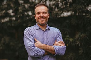 ,Por André Pimenta, CEO da Motz* A logística pode parecer um cenário desafiador, em alguns momentos. Gerenciar sua própria frota e ao mesmo tempo manter a eficiência e conformidade com as regulamentações resulta em custos significativos e complexidade de gestão burocrática. Por isso, para muitas organizações do ramo, a terceirização se mostra uma alternativa eficaz. De acordo com dados da Gartner, uma das principais empresas de pesquisa e consultoria para tecnologia da informação, em 2022, os gerentes de logística subiram seu orçamento de terceirização em 66%, e, ainda nos próximos dois anos, esse número aumentará para 74%. O ramo de terceirização pode trazer benefícios para empresas de ramos diversos, principalmente no segmento de logística, cito alguns abaixo. Redução de custos Manter a própria frota implica em gastos consideráveis com aquisição de veículos, manutenção, mão de obra, combustível, pedágios, seguros e uma série de outras coisas que podem se mostrar insustentáveis para empresas da área. Por isso, a terceirização da logística é considerada uma boa saída para minimizar esses custos. Otimização e flexibilidade nas operações Organizações terceirizadas podem já ter o conhecimento e experiência necessários para sugerir as rotas mais eficientes e os melhores horários, assim como lidar com variações sazonais de uma determinada demanda. Isso permite maior flexibilidade nas operações da empresa, que não precisará investir em novos veículos nem contratar funcionários temporários, por exemplo. Além disso, a terceirização da logística torna tais processos mais simples, ágeis e eficazes, proporcionando resultados melhores e diminuindo possíveis falhas e desperdício de recursos na operação da contratante. Acesso à tecnologias avançadas e profissionais capacitados A prática pode oferecer uma variedade de recursos técnicos que otimizam as operações. Isso inclui sistemas modernos e inovadores (hardwares e softwares que muitas vezes dispensam instalação e aplicativos para dispositivos móveis) que permitem integração entre diferentes atividades, assim como automatização de tarefas e acompanhamento em tempo real. Além disso, essas empresas podem ter à disposição infraestrutura de processos, sistemas e time especializados para oferecer soluções inteligentes para os problemas, dificuldades e demandas do dia a dia. Maior eficiência no transporte e entrega de cargas Ao optar pela terceirização da logística, a companhia delega suas entregas a profissionais parceiros, que terão a tarefa de localizar as rotas mais estratégicas para evitar atrasos, assim como melhores preços e fretes. Tudo isso ajuda a desenvolver relações assertivas com os clientes, entregando produtos com mais rapidez e em bom estado. Em conclusão, a área de outsourcing pode trazer diversos benefícios para a logística fazendo com que as organizações do setor contem com parceiros especializados para tarefas específicas e, assim, possam focar em outros ramos mais estratégicos e segmentados. * O executivo tem cerca de 20 anos de experiência no setor, atuando em posições de liderança na área de supply chain e de negócio em empresas como Ambev e Votorantim Cimentos. Além de possuir 8 anos de experiência no cargo de CEO, trazendo sólido histórico nas áreas comerciais e de operações, com forte foco na entrega de resultados e estruturação de equipes.