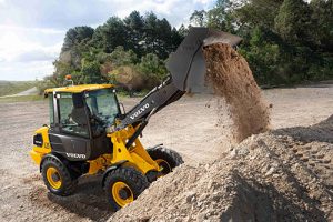 Tracbel mostra máquinas elétricas Volvo e retroescavadeiras Bull na Waste Expo