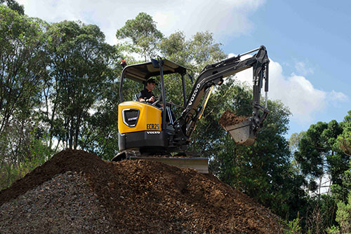 Tracbel mostra máquinas elétricas Volvo e retroescavadeiras Bull na Waste Expo