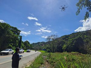 Projeto utiliza drones em processo de reflorestamento de áreas devastadas pelas chuvas em São Sebastião