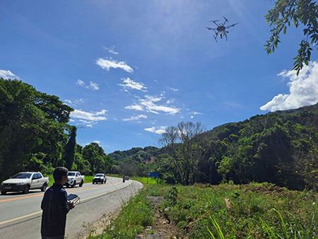 Projeto utiliza drones em processo de reflorestamento de áreas devastadas pelas chuvas em São Sebastião