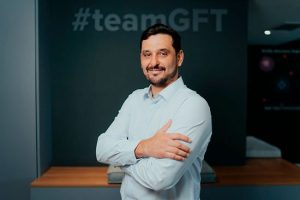 Marco Silva e Silva* A Inteligência Artificial (IA) viu ganhar corpo nas últimas semanas a sua mais nova onda global: o aparecimento de soluções que vão muito além do bate-papo com um chatbot e começam a executar ações complexas e sofisticadas. São aquelas que trazem informações de outros sistemas e podem tomar decisões. O seu nome: agentes de IA. Não por acaso, as principais companhias de tecnologia do mundo correm para desenvolver os seus modelos. Ao lado do meu time, tive a oportunidade de ver de perto, durante o evento Dreamforce (realizado em San Francisco, nos Estados Unidos), a iniciativa do gênero que está sendo desenvolvida pela Salesforce, companhia reconhecida mundialmente pelo seu ecossistema em CRM (Customer Relationship Management) e pelos seus softwares on demand. Lá foi apresentado o Agentforce, que é um aplicativo autônomo e proativo que fornece suporte especializado e ativo a funcionários ou clientes. Esse novo produto da plataforma integra a terceira onda de desenvolvimentos da Salesforce em IA, e segue a IA Preditiva (primeira onda), a IA Generativa (segunda onda) e antecede uma futura quarta onda, que acena no horizonte com robôs e máquinas ainda mais autônomas. É uma tendência que outras companhias acompanham e trabalham com afinco para atingir. O que o presente mantém como prerrogativa é a integração de produtos dentro de uma mesma plataforma – é algo que o meu colega Jonatas Leandro viu de forma semelhante em outro evento, do Google. Perante a uma grande audiência que compareceu ao evento presencialmente ou virtualmente (com mais de 143 países representados e mais de 135 mil inscritos que acompanharam as sessões via Salesforce Plus, a plataforma de streaming da empresa), a companhia indicou que construir assistentes virtuais ou automatizar tarefas repetitivas está superado. Na busca por eficiência e produtividade, o próximo passo é possuir agentes de IA que possam combinar recursos de Grandes Modelos de Linguagem (LLMs, na sigla em inglês) com código, fontes de dados e múltiplas interfaces de usuários, executando assim fluxos inteiros de trabalho sem intervenção humana. Não que o auxílio ao desenvolvimento de ações seja um conceito novo – o termo “copilot” acompanha uma ampla gama de produtos de IA recém-lançados por diversas empresas. Se os copilotos de IA ajudam na criação de códigos, conteúdos, cenários de testes, por exemplo, os agentes de IA querem ir adiante – no caso do Salesforce, com foco no negócio do cliente. Dentro desta equação, porém, mantém-se a direção dada pela voz humana, que direciona o prompt daquilo que a tecnologia deverá buscar ou desenvolver, sejam copilotos ou agentes e quais os guard rails que essas conversas devem obedecer para que as informações sejam sempre precisas e estejam dentro do contexto esperado. O primeiro contato com o Agentforce já será possível a partir de outubro, quando a Salesforce libera o produto em oito idiomas (português e espanhol estão inclusos). A América Latina, aliás, é vista como um dos mercados mais promissores para a empresa, pois a utilização de produtos da companhia nesta parte do planeta está em alta e com espaço para um avanço ainda maior perante outras regiões do mundo – um sinal de prestígio muito relevante. Como todo desenvolvimento tecnológico, há alguns pontos a serem pensados e que demandam reflexão. O primeiro aspecto a favor dessa nova onda de IA é a possibilidade de personalização desses agentes, permitindo adaptá-los às necessidades de preferências individuais de clientes e usuários. Com dados íntegros (devidamente tratados, unificados, corrigidos e harmonizados), torna-se possível melhorar significativamente os processos de machine learning, além de possibilitar a identificação de padrões hoje impossíveis para a mente humana, como a execução de funções simultaneamente, sem queda de desempenho. Por outro lado, construir agentes de IA úteis pode não depender apenas de modelos multimodais mais eficientes. Um desafio fundamental é fazer com que os modelos funcionem de forma mais confiável – como toda a IA, informações enviesadas ou erradas são problema. E isso exige mais avanços nas habilidades de raciocínio da IA. Além disso, existe uma questão ética sobre as responsabilidades em torno de possíveis decisões ruins que uma IA tome, ou ainda a respeito da vulnerabilidade cibernética que demanda ações preditivas de segurança bastante robustas. O próximo passo pode ser dar a esses agentes de IA maiores habilidades de raciocínio, o que no futuro significaria termos modelos de IA capazes de pensar por conta própria. Pelo andamento das evoluções dessa tecnologia, essa é a tendência natural. No momento, a única certeza que temos é que os humanos seguem muito importantes quando falamos de IA. São eles os agentes decisórios. Até quando? Não sabemos.