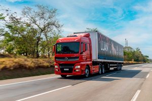 Caminhão VW Meteor transporta banda do Luan Santana pelo Brasil